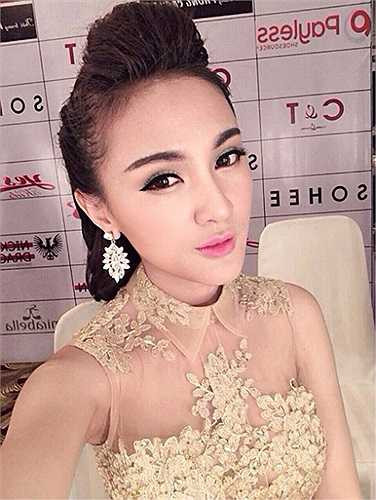 Sau này cô mới thừa nhận đã phẫu thuật cằm không dưới 5 lần.