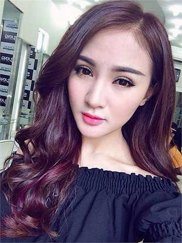 Sau nhiều lần PTTM, Kelly sở hữu gương mặt V-line thời thượng.