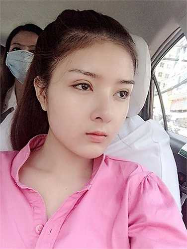 Lilly còn là một người mẫu, đại diện nhãn hàng khá đắt show. Cô được công chúng yêu mến đặt biệt danh là “búp bê Việt” bởi có gương mặt trong sáng như thiên thần.