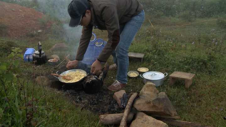 5h sáng hôm sau, trong khi tất cả gia đình đều ngủ say, tại nhà dâu tây, Hoàng Bách đã dậy từ sớm, nhóm củi, nấu nước, chiên cơm, làm đồ ăn sáng cho mọi người. Anh đánh thức Tê giác dậy ăn sáng và để Tê giác tự ăn và đi đánh thức mọi người. 