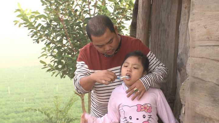 Minh Khang thức dậy, đánh răng và nhóm than, hơ ấm cho Suti. Sau khi vệ sinh xong, Bờm tự đi lấy đồ ăn sáng.