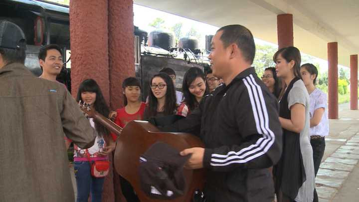 Bán một lúc, các bé vào cửa hàng mua thức ăn trưa, và nước để giải khát. Ngồi nghỉ mệt, các câu chuyện về chú chó con, và vai vế anh em lại được bốn bé đem ra bàn tán, cho đến khi thức ăn được mang ra. Ăn no cũng không quên nhiệm vụ chăm sóc chú chó, Suti và Bo xin chủ quán một ít thứ ăn để làm thức ăn trưa cho bé chó.