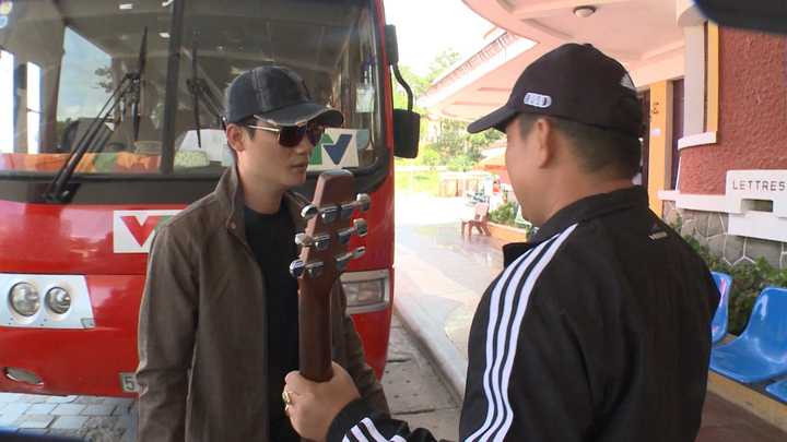 Phan Anh giải thích: 'Ý anh Minh Khang là mình mượn tiền từ thiện này để mua vé trước. Sau đó mình làm từ thiện, mình sẽ trả lại.' Hoàng Bách vẫn không đồng ý với cách làm đó. 