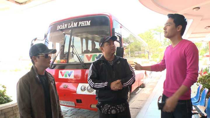 Minh Khang bình tĩnh xác nhận lại ý Phan Anh vừa nói, nếu mọi người đồng ý sẽ làm theo cách này, hoặc không. Anh chia sẻ thêm: 'Luật lệ cuộc chơi cũng không nêu rõ là không được quyên góp tiền với mục đích khác, mà chỉ nêu rõ các ông bố làm sao có tiền để mua vé tàu cho con.' 