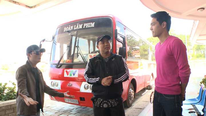 Vì không thích thái độ 'xù lông' của Hoàng Bách và cảm thấy cuộc nói chuyện vẫn chưa giảm bớt căng thẳng nên Minh Khang bỏ đi, để lại một Hoàng Bách vẫn đang tức tối và một Phan Anh đóng vai người hòa giải. 