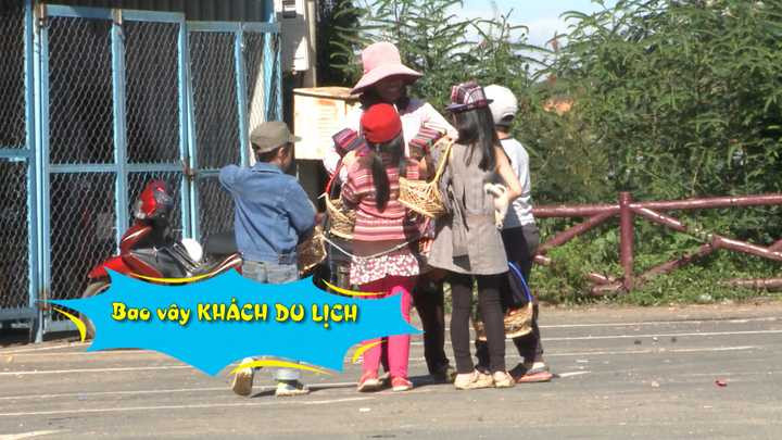 Xe jeep chở bốn bé đến bãi xe của khu du lịch Lang Biang. Vừa xuống xe, Bờm đã nhanh nhảu rao hàng. Gặp một cô bán hàng lưu niệm, bốn bé tưởng nhầm là khách du lịch, liền chạy theo 'chèo kéo'. Suti liền 'trả bài': 'Cô ơi! con là nhà của Thúy Hạnh, Minh Khang. Bác mua không?'. Sau khi bị từ chối, Bờm mới vỡ lẽ là mình nhầm: 'Nhìn bác ôm nhiều đồ thế cơ mà!'