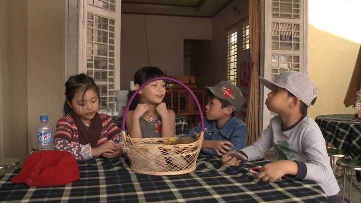 Bán một lúc, các bé vào cửa hàng mua thức ăn trưa, và nước để giải khát. Ngồi nghỉ mệt, các câu chuyện về chú chó con, và vai vế anh em lại được bốn bé đem ra bàn tán, cho đến khi thức ăn được mang ra. Ăn no cũng không quên nhiệm vụ chăm sóc chú chó, Suti và Bo xin chủ quán một ít thứ ăn để làm thức ăn trưa cho bé chó.