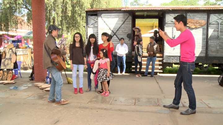 Về phần các ông bố, bốn vị phụ huynh cũng suy nghĩ phương cách kiếm tiền để hoàn thành thử thách. Đến Ga Đà Lạt, với tình hình vắng vẻ, các ông bố bắt đầu lo lắng. Phan Anh hỏi giá phòng vé, hai vé cho trẻ em sẽ bằng một vé cho người lớn. 