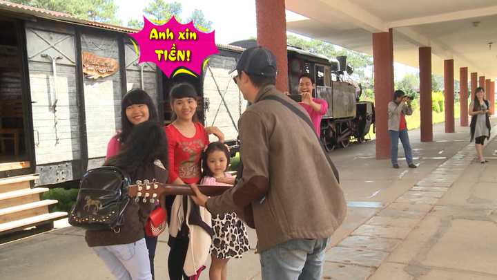 Sau đó, các ông bố 'vào vị trí tác chiến': Hoàng Bách sẽ đánh đàn và hát, Phan Anh và Minh Khang sẽ xin tiền. Minh Khang tiếp cận một nhóm thanh niên tại khu ga, thuyết phục họ trả tiền cho việc vẽ hình kí họa cùng Phan Anh. Hoàng Bách đàn và hát bài 'ruột' của mình Chuyện chàng cô đơn. 