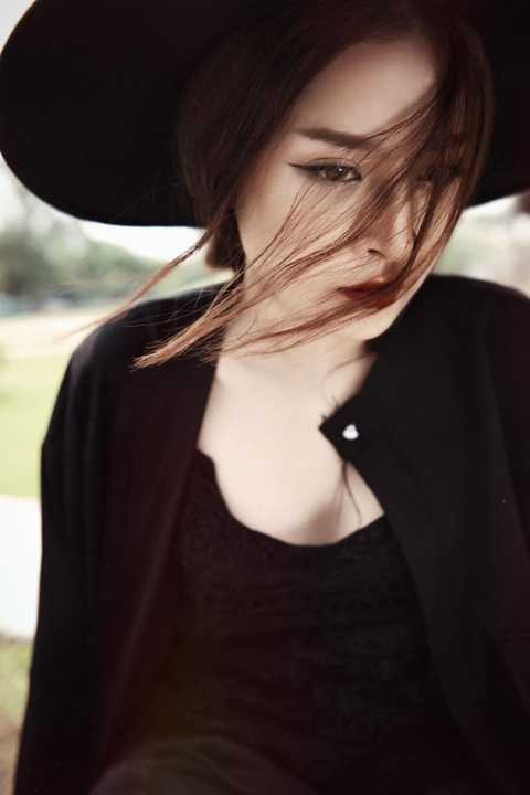 Bên cạnh sự tỏa sáng với công việc người mẫu, đại diện cho các nhãn hàng quảng cáo, Chi Pu còn chứng minh tài năng của mình khi lấn sân sang nghiệp diễn với sự thành công khi tham gia các phim: Giọt nước rơi, 5S Online, Giấc mơ hạnh phúc, Thần tượng, Hương Ga,… 