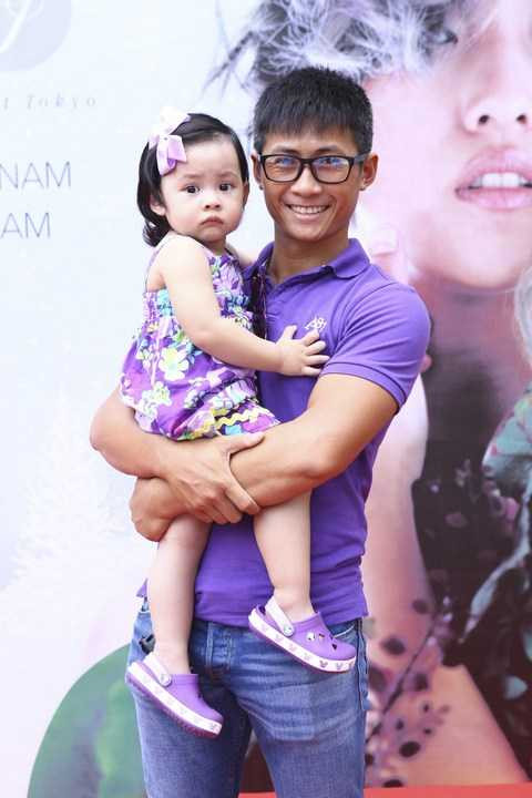 Cũng trong sự kiện sáng nay, thành viên của nhóm MTV, ca sỹ Thiên Vương cũng bế con gái của anh đến dự buổi lễ khai trương. Cặp bố con nhận được nhiều sự quan tâm và xin chụp ảnh chung của quan khách tham dự.