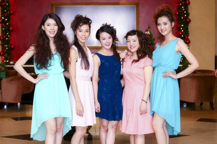 Cũng trong sự kiện sáng nay, thành viên của nhóm MTV, ca sỹ Thiên Vương cũng bế con gái của anh đến dự buổi lễ khai trương. Cặp bố con nhận được nhiều sự quan tâm và xin chụp ảnh chung của quan khách tham dự.