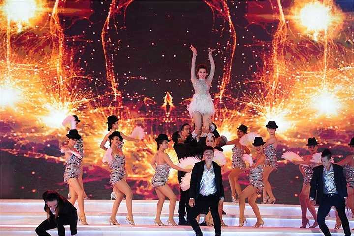 Đêm chung kết hoa hậu Việt Nam 2014 đang diễn ra với không khí nóng lên từng phút, khi chỉ một vài phút nữa, người đẹp nhất Việt nam 2014 sẽ bước lên đỉnh vinh quang