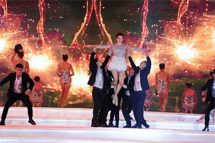 Nữ ca sỹ Hồ Ngọc Hà đã là người mở màn trong đêm chung kết quan trọng này.