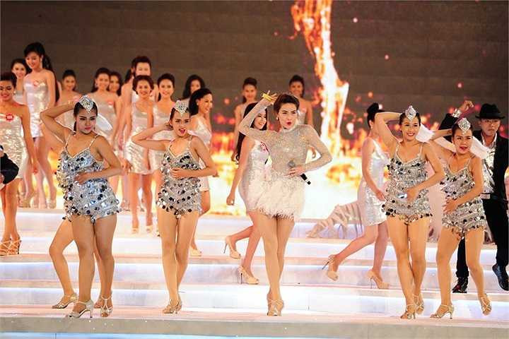 Đêm chung kết cuộc thi Hoa hậu Việt Nam 2014 diễn ra ở Phú Quốc, tại một sân khấu ngoài trời được dàn dựng hoành tráng nhất từ trước đến nay.