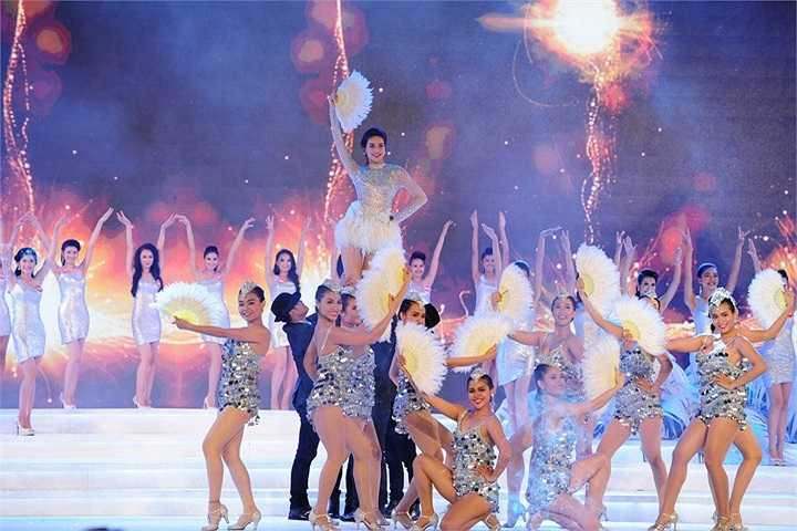 Theo đạo diễn Phạm Hoàng Nam, sân khấu đêm chung kết như một Phú Quốc thu nhỏ, có biển xanh, cát trắng, thác nước... được phủ bằng cát trắng thuỷ tinh đặc trưng của hòn đảo này.