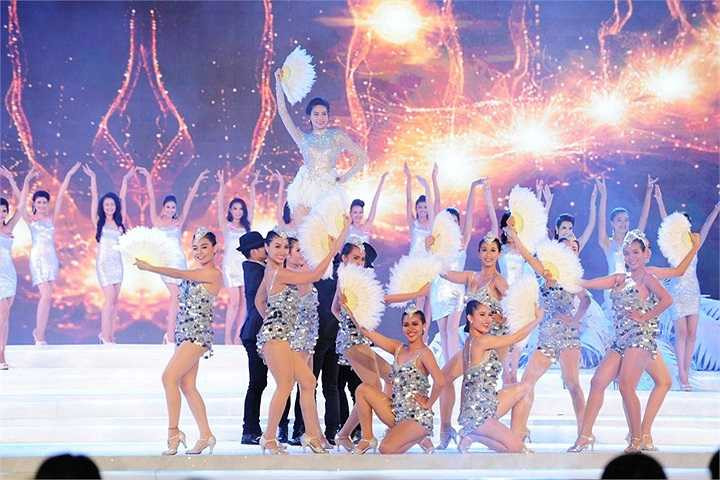 Ngoài ra, sân khấu còn có cấu tạo đa chiều, để các phần trình diễn của thí sinh và ca sĩ thay đổi trong chớp mắt.