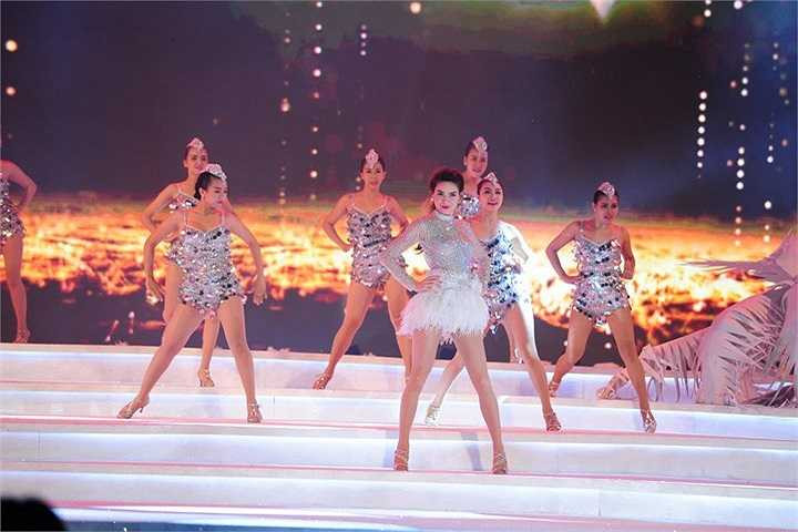 Trải qua vòng loại khu vực, 38 cô gái đại diện cho nhan sắc và trí tuệ phụ nữ Việt Nam đã cùng có mặt tại Phú Quốc (Kiên Giang) để tham dự vòng chung kết Hoa hậu Việt Nam 2014.