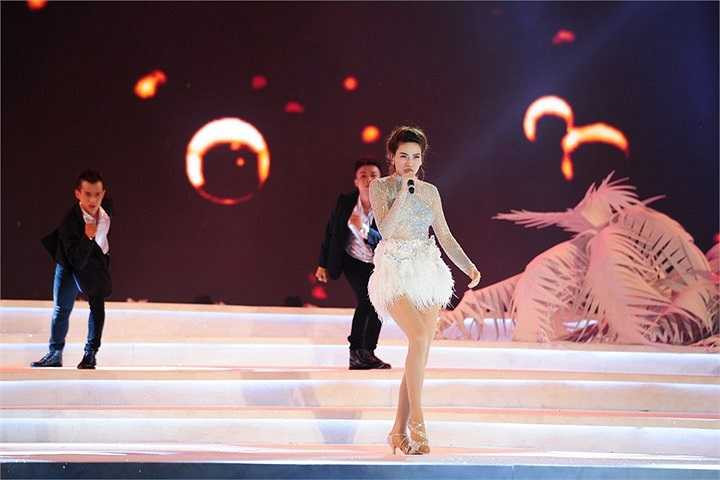 Tất cả 38 cô gái đã sẵn sàng cho đêm chung kết được chờ đợi, để xem nhan sắc và trí tuệ nào sẽ lên ngôi.