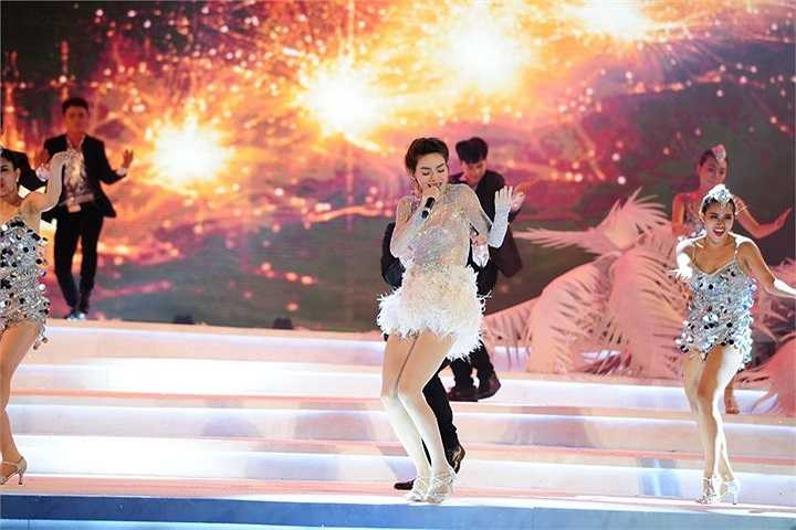 Ban giám khảo của cuộc thi Hoa hậu Việt Nam 2014 gồm Tiến sỹ Lê Cảnh Nhạc - Phó tổng cục trưởng Tổng cục Dân số & Kế hoạch hóa gia đình, Hoa hậu Việt Nam 2010 Đặng Thị Ngọc Hân, Biên đạo múa Trần Ly Ly - Phó hiệu trưởng Trường múa TP. HCM, Nhà nhân trắc học - Tiến sĩ - bác sĩ Lê Diệp Linh, Nhà thơ Hữu Việt - Phó trưởng ban Văn hóa Văn nghệ báo Nhân dân.