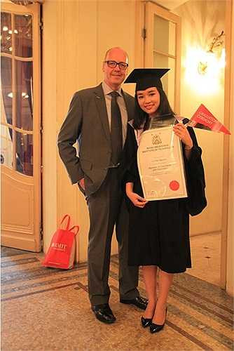 Thầy Phillip Dowler - đại diện ĐH RMIT Hà Nội chia sẻ niềm vui cùng cô học trò nhỏ