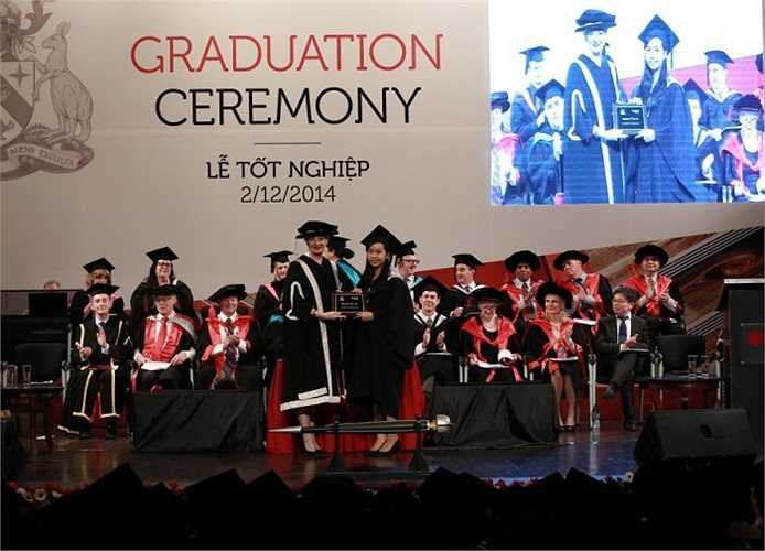 Cũng trong dịp này, ĐH RMIT đã làm lễ tốt nghiệp cho 1.802 sinh viên hoàn thành các chương trình liên thông lên đại học, đại học, sau đại học và cao học
