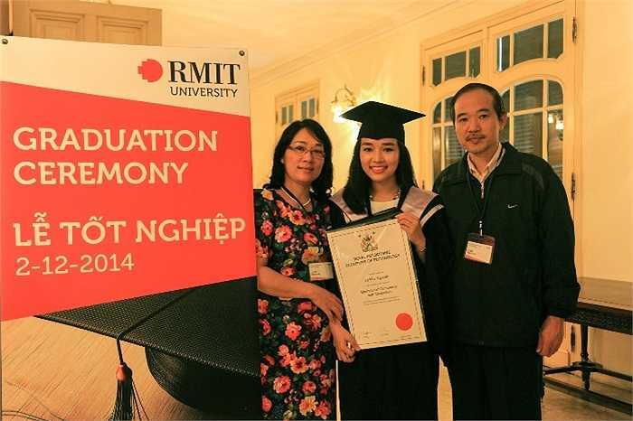 Cô bạn này chia sẻ niềm vui trong ngày tốt nghiệp với các thành viên trong gia đình