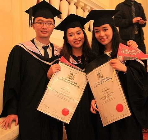 Vui vẻ khoe thành tích cùng những người bạn