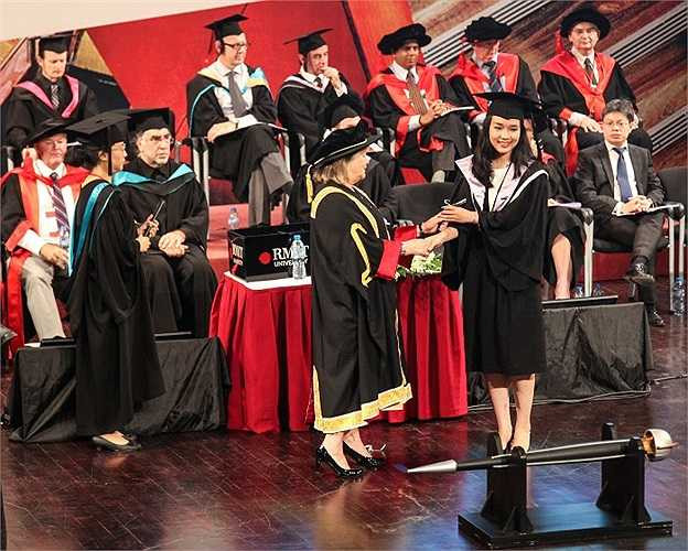 Giây phút được nhận bằng tốt nghiệp tại ĐH RMIT là những kỷ niệm không thể quên đối với Mai Ly