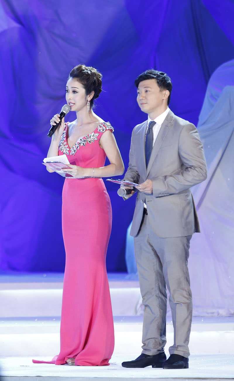 Đảm nhiệm vị trí MC sẽ là Jennifer Phạm và Khắc Nguyện.