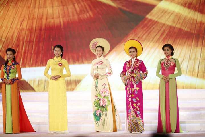 Mở đầu đêm thi, nữ ca sỹ Hồ Ngọc Hà đã xuất hiện cùng với 38 thí sinh của Hoa hậu Việt Nam với ca khúc Dancing all night