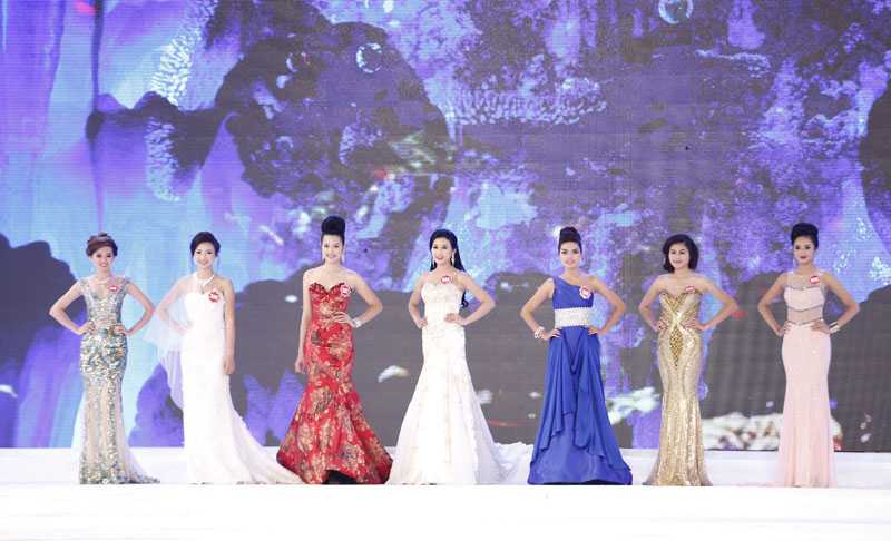 Mở đầu đêm thi, nữ ca sỹ Hồ Ngọc Hà đã xuất hiện cùng với 38 thí sinh của Hoa hậu Việt Nam với ca khúc Dancing all night