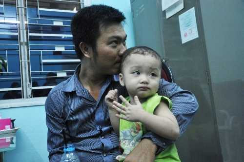 Nhiều người đến nhận người nhà của bé 2 tuổi bị bỏ rơi