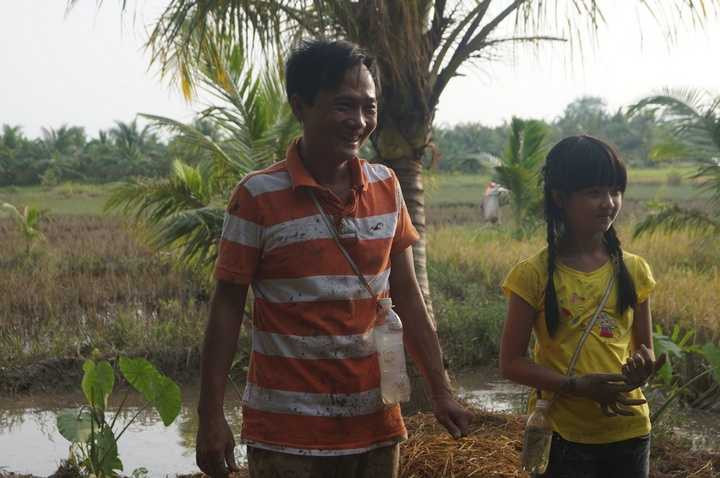 Nữ diễn viên nhí rất vui vẻ có những giờ phút cùng chung vai sát cánh chiến đấu với cha.