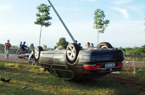 Ô tô BMW hất tung nhóm công an tuần tra, 10 người thương vong
