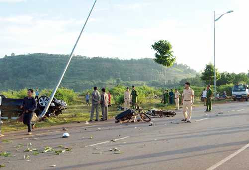 Ô tô BMW hất tung nhóm công an tuần tra, 10 người thương vong