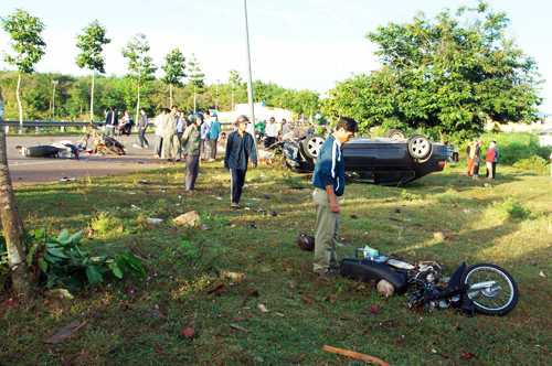 Ô tô BMW hất tung nhóm công an tuần tra, 10 người thương vong
