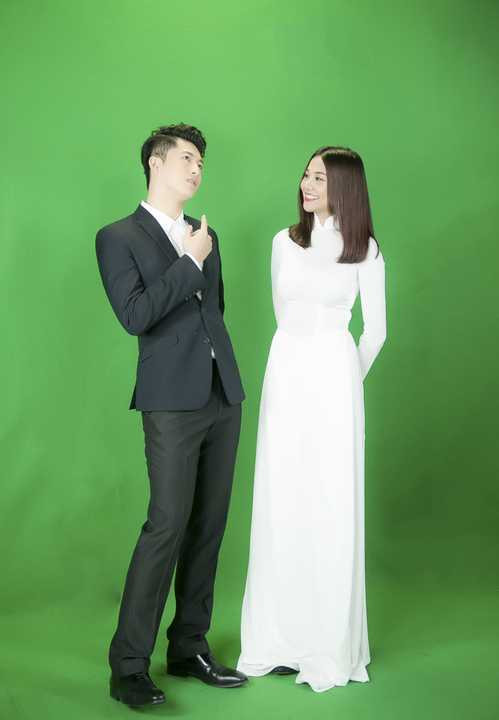 (VTC News) - Nữ siêu mẫu Thanh Hằng khoe sắc vóc trẻ trung, duyên dáng trong tà áo dài trắng bên cạnh 'người tình tin đồn' của Hoàng Thuỳ Linh.