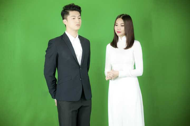 (VTC News) - Nữ siêu mẫu Thanh Hằng khoe sắc vóc trẻ trung, duyên dáng trong tà áo dài trắng bên cạnh 'người tình tin đồn' của Hoàng Thuỳ Linh.