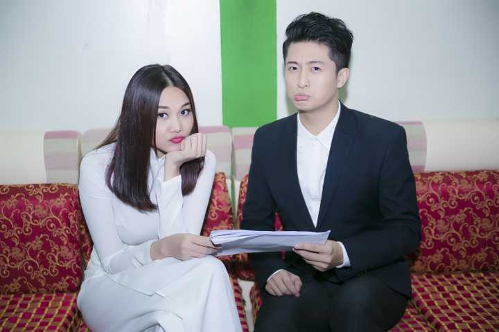 (VTC News) - Nữ siêu mẫu Thanh Hằng khoe sắc vóc trẻ trung, duyên dáng trong tà áo dài trắng bên cạnh 'người tình tin đồn' của Hoàng Thuỳ Linh.