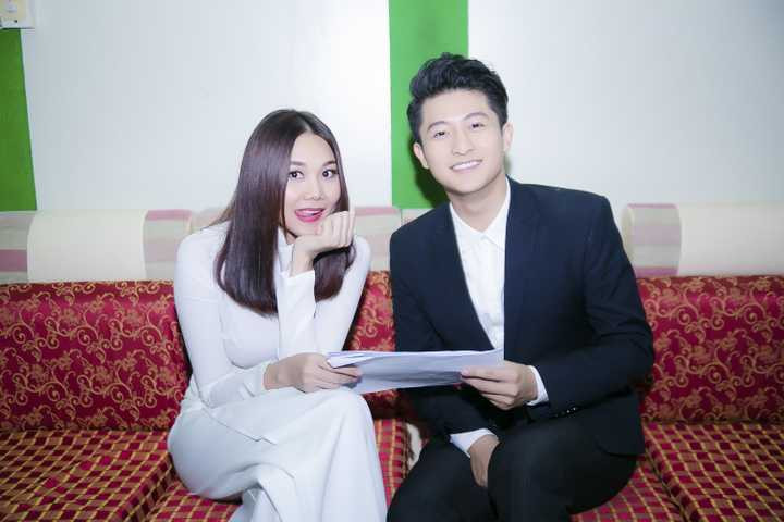 (VTC News) - Nữ siêu mẫu Thanh Hằng khoe sắc vóc trẻ trung, duyên dáng trong tà áo dài trắng bên cạnh 'người tình tin đồn' của Hoàng Thuỳ Linh.