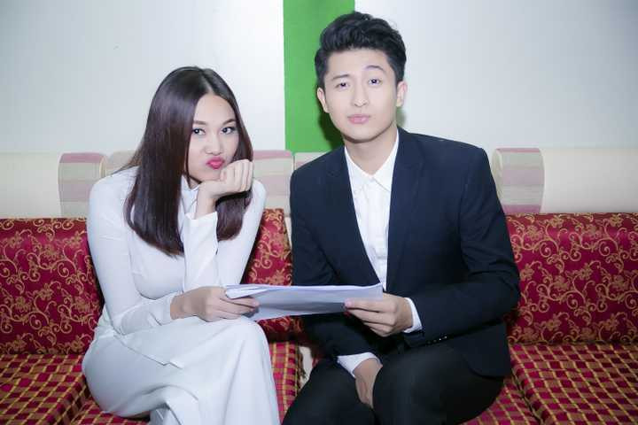 (VTC News) - Nữ siêu mẫu Thanh Hằng khoe sắc vóc trẻ trung, duyên dáng trong tà áo dài trắng bên cạnh 'người tình tin đồn' của Hoàng Thuỳ Linh.