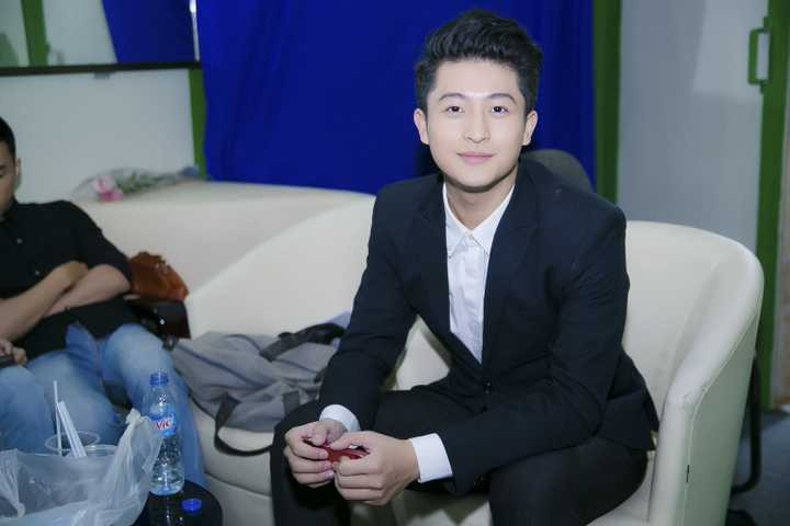 (VTC News) - Nữ siêu mẫu Thanh Hằng khoe sắc vóc trẻ trung, duyên dáng trong tà áo dài trắng bên cạnh 'người tình tin đồn' của Hoàng Thuỳ Linh.