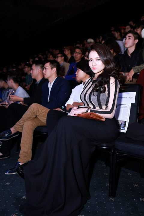 (VTC News) - Thuỷ Top xuất hiện với vẻ gợi cảm táo bạo thu hút mọi ánh nhìn.