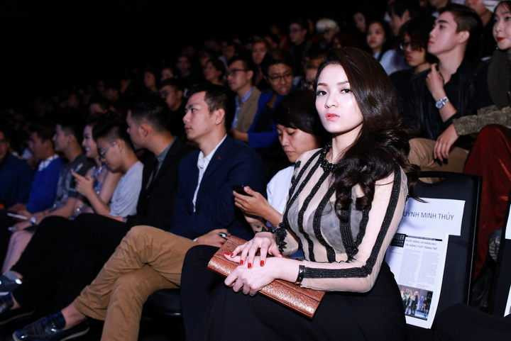 (VTC News) - Thuỷ Top xuất hiện với vẻ gợi cảm táo bạo thu hút mọi ánh nhìn.