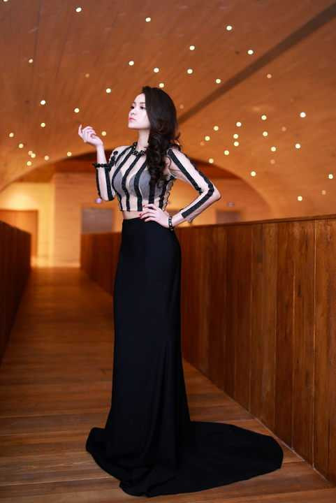 (VTC News) - Thuỷ Top xuất hiện với vẻ gợi cảm táo bạo thu hút mọi ánh nhìn.