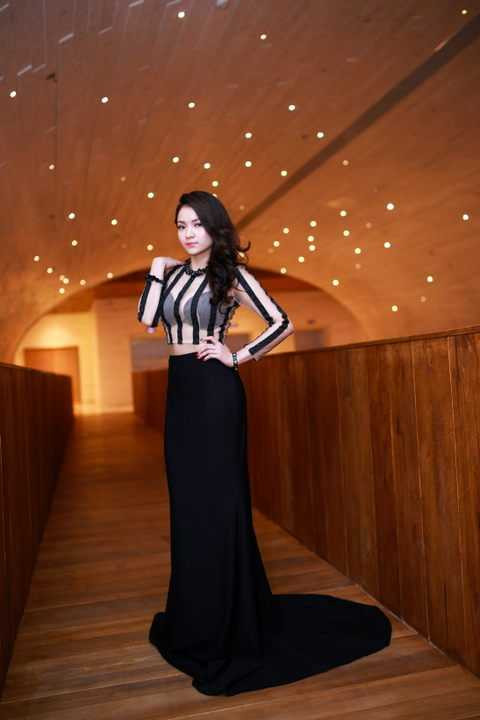 (VTC News) - Thuỷ Top xuất hiện với vẻ gợi cảm táo bạo thu hút mọi ánh nhìn.