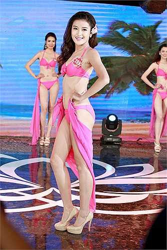 Dù gia đình có điều kiện nhưng Huyền My vẫn muốn tự đứng lên trên đôi chân của mình. Năm 14 tuổi, cô đầu quân cho một công ty người mẫu