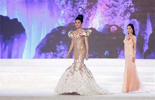 Khi 16 tuổi, người đẹp sang Trung Quốc, tham dự cuộc thi Siêu mẫu châu Á 2011 và lọt top 5 cũng như giành giải thưởng Người mẫu ăn ảnh nhất.