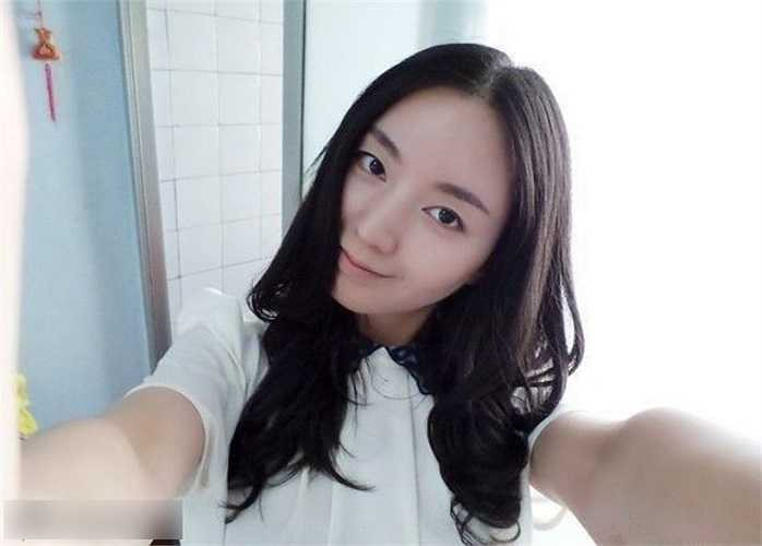 7. Cô giáo dạy môn Sinh học ở trường cấp hai Dục Văn tại thành phố Cát Lâm (Trung Quốc) được đông đảo học sinh mến mộ bởi nét đẹp dịu dàng. Các học sinh chia sẻ vui rằng, trong giờ dạy của cô không có nam sinh nào ngủ gật cả, ai cũng sôi nổi tham gia tiết học. (Theo Ione)